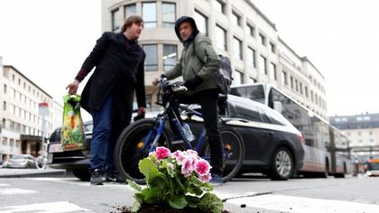 Fiori nelle buche per salvare i ciclisti: dal Belgio parte la crociata