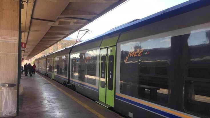 Caos treni sulla Bari-Lecce: ritardi fino a due ore. “Così non si può andare avanti”