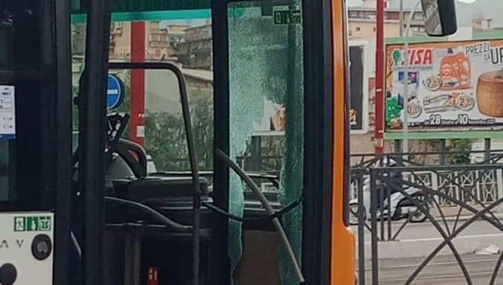 Palermo, sassaiola contro un autobus Amat. Tanta paura, ma nessun ferito