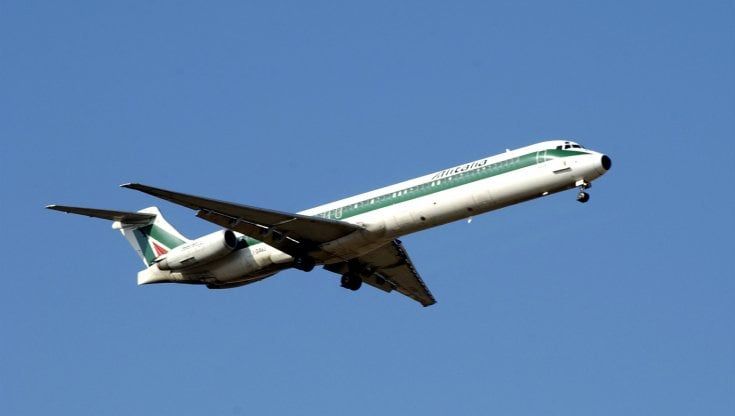 Voli cancellati, Alitalia: “Rimborseremo”. Ma i soldi in cassa potrebbero non bastare