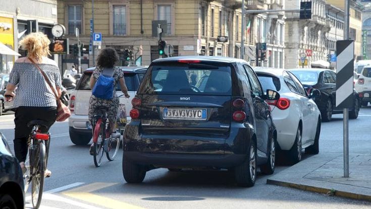 Arrivano le strade con precedenza alle bici: così il Comune usa la norma che protegge i ciclisti