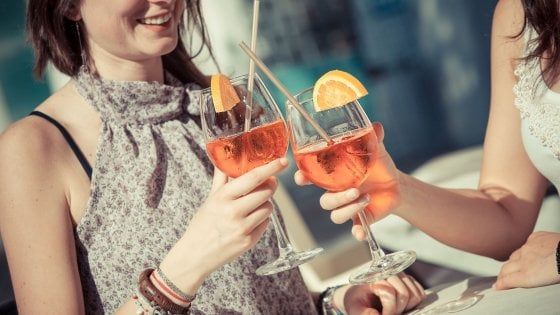 Aperitivi: bene gli alcolici, continua il calo degli analcolici