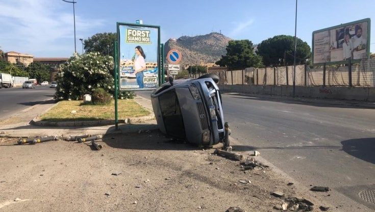 Auto si ribalta: gli occupanti fuggono dopo essere stati soccorsi dai passanti