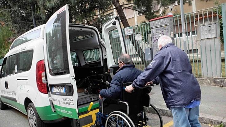 Tagli ai fondi per i disabili, regione Lombardia rivede la stretta ma arriva lo stop alle nuove domande. Le associazioni: “Inaccettabile”