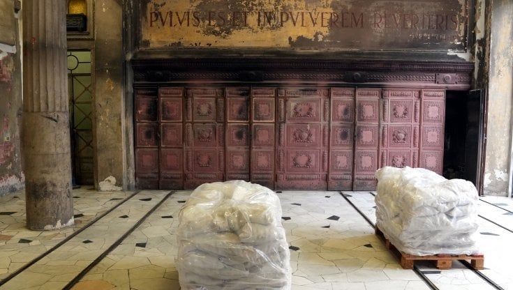 Le macerie della strage di via Palestro diventano Lullaby: l'ultima opera di Maurizio Cattelan al Cimitero Monumentale