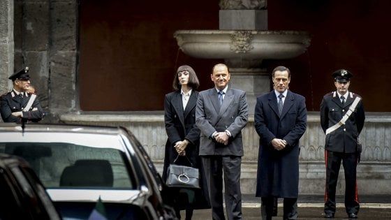 La fiction su Berlusconi a Napoli, il ricordo di Bassolino: "Quel giorno che lui seppe dell'avviso di garanzia ero seduto  accanto a lui"
