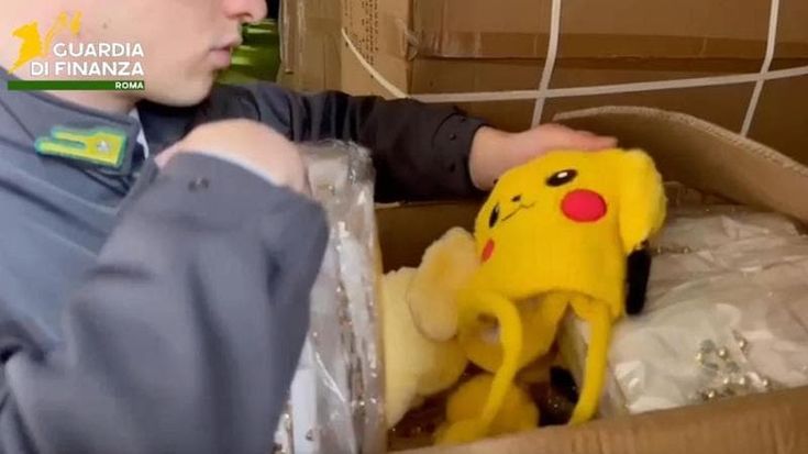 Pikachu, Pokémon e Hello Kitty, maxi sequestro della finanza: “Un milione di gadget contraffatti”