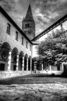 Wikipedia rif&agrave; il look a Genova