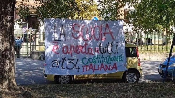 “La scuola è aperta a tutti”: a Pinerolo i carabinieri levano lo striscione ma poi ci ripensano