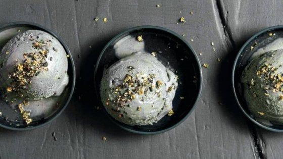 Sakè e sesamo nero, ecco il gelato che  inganna il palato