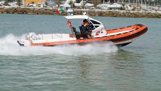San Benedetto, aveva 17 anni la ragazza trovata morta in mare. Scomparso l'amico, la procura cerca testimoni
