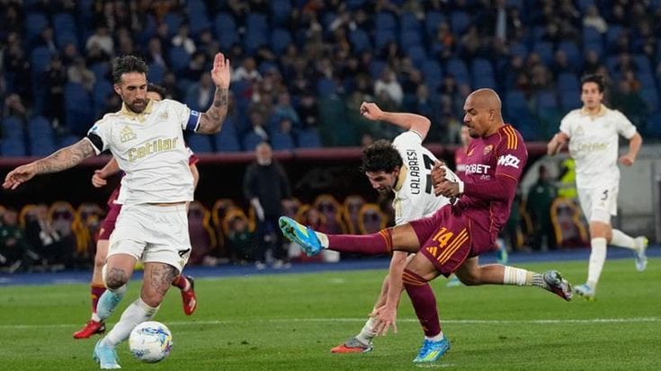 Malen fa tripletta al Pisa e rilancia la Roma. Bordate da Ranieri a Gasperini