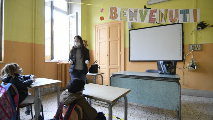 Napoli, riaprono le scuole: i più piccoli tornano in aula