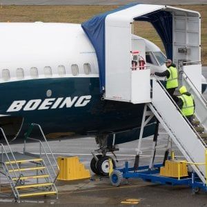 Aerei, nuovi problemi per il Boeing 737 Max: "Rischi potenziali dal software"
