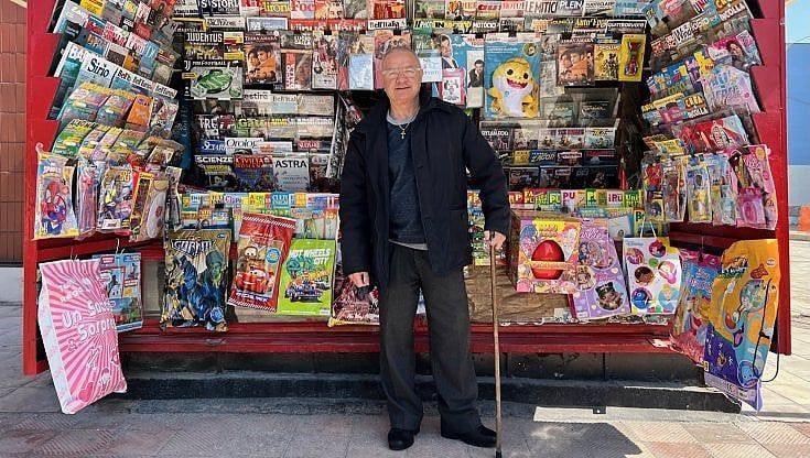 Taranto, al quartiere Tamburi l'edicola che resiste: "Qui si vendono i giornali da prima che arrivasse il siderurgico"