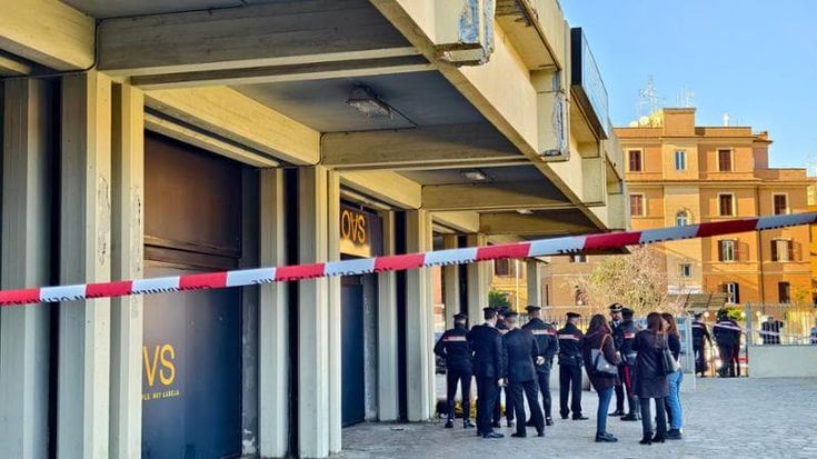 Ucciso all’Aurelio da una coltellata davanti al supermercato, indagine sui maranza