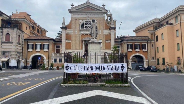 Guerra di religione a piazza Sempione. Spostano la madonna dal centro della piazza, il quartiere si spacca 