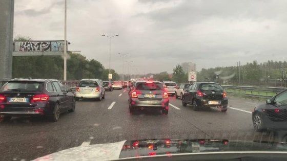 Maltempo a Milano: allagati sottopassi e scantinati per la pioggia intensa. Cinque scuole chiuse