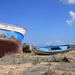 Migranti, le sculture con il legno delle barche dei profughi a Ravenna 
