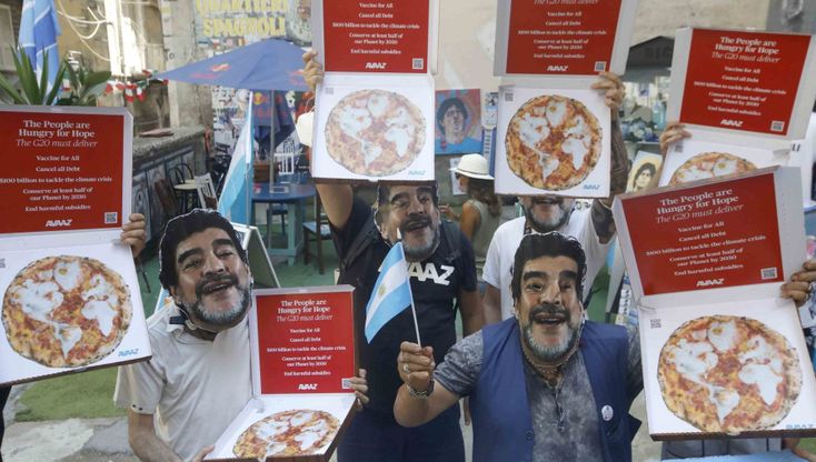 G20. Avaaz ai Quartieri spagnoli con maschere di Maradona