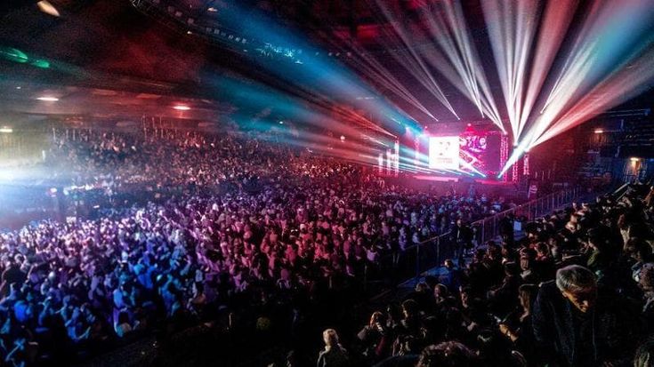 Al Forum di Assago lo show dedicato alla ricerca della felicità. Sul palco musicisti, mental coach e docenti raccontano la loro esperienza
