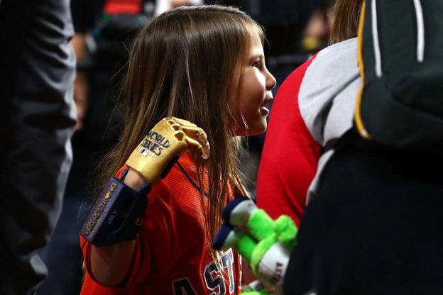 Baseball, la favola di Hailey Dawson (7 anni): in campo con la mano robotica