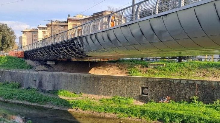 Ripulito il ponte tramviario a Novoli andato a fuoco il 30 dicembre