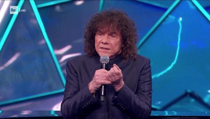 Standing ovation per Cocciante: il maestro canta a cappella "Vivere per amare"