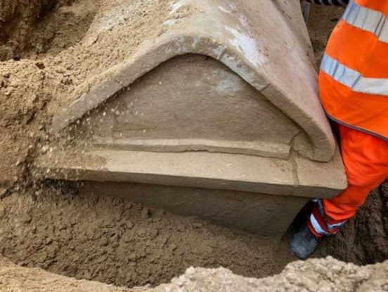 Gela, durante gli scavi per la rete idrica spunta un sarcofago di 2.500 anni fa