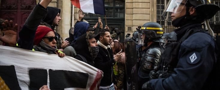 Francia, "gilet gialli" in piazza: scontri e lacrimogeni vicino all'Eliseo. Una morta e oltre 200 feriti