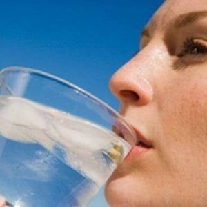 Bere acqua rende più produttivi, se disidratati smemorati e distratti