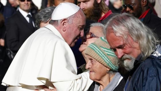 Lo strappo di Francesco: "Ai poveri i posti d'onore del concerto in Vaticano" 