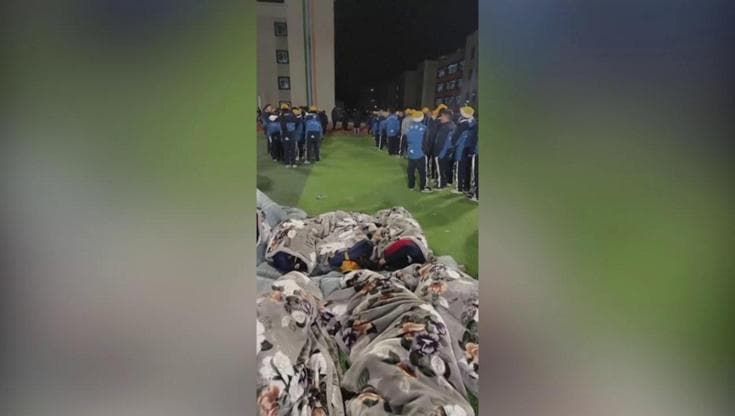 Terremoto in Tibet, studenti dormono all'aperto dopo le violente scosse