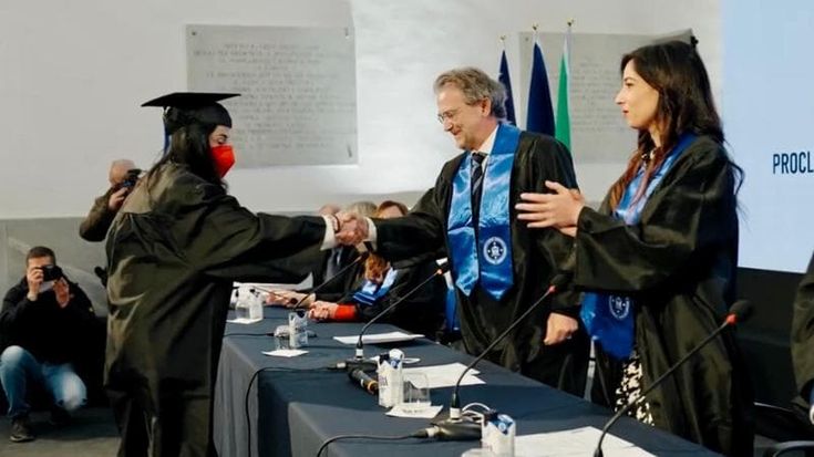 La truffa delle false università, class action degli studenti: “Riconoscete le nostre lauree”