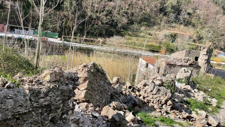 Vietri, il forte vento fa crollare gran parte dell'acquedotto medievale