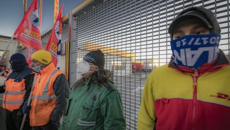 Cobas Dhl incatenati ai cancelli della sede di Orio al Serio. L'azienda: "L'accordo c'è, si siedano al tavolo"