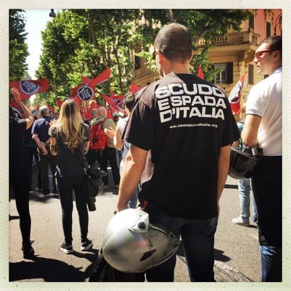 Roma, la manifestazione di Casapound all'Esquilino: le magliette