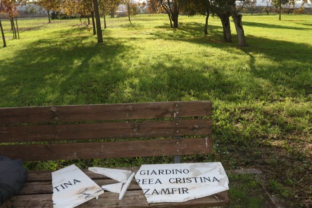 Un giardino per una donna uccisa a Firenze, ma la targa viene subito distrutta