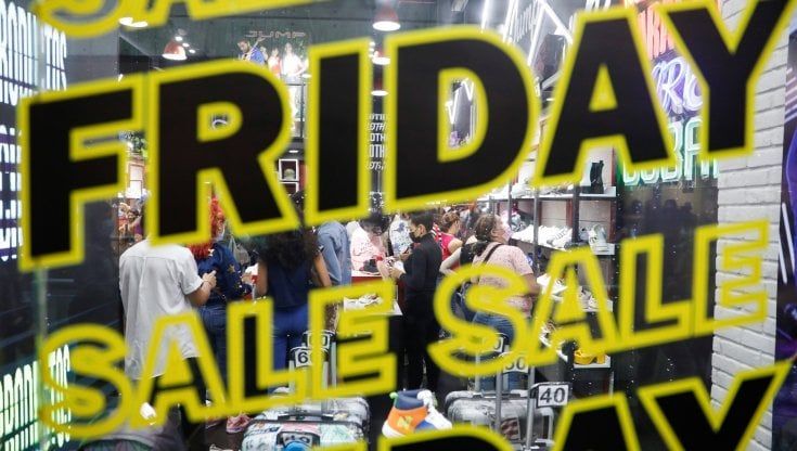 Black Friday, spesi poco meno di 100 euro a testa. In Basilicata, Emilia Romagna e Toscana le cifre più alte