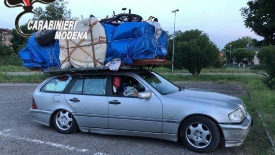 Carica camera da letto sull'auto per trasportarla da Bari a Savona in autostrada, gli ritirano la patente