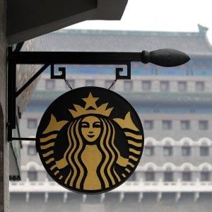 Starbucks, frenata per le vendite. Chiudono 150 caffetterie