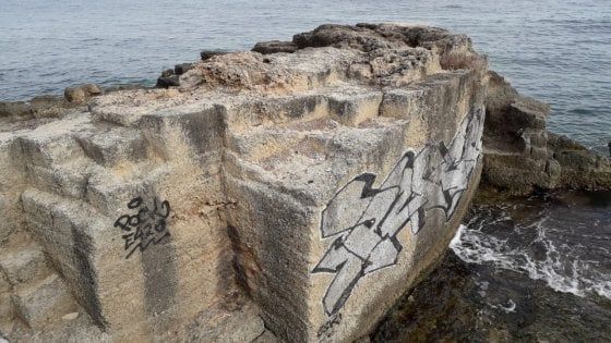 Bari, vernice sugli scogli del sito archeologico dove lavorano i ricercatori dell'Università