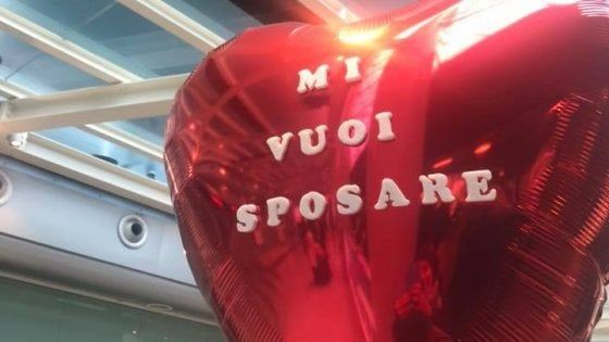 Catania, le fa la proposta di matrimonio all'aeroporto: lei dice di no e scappa