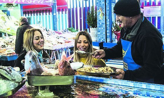 Buon appetito tra banchi e cassette. Ecco i mercati delle ore piccole