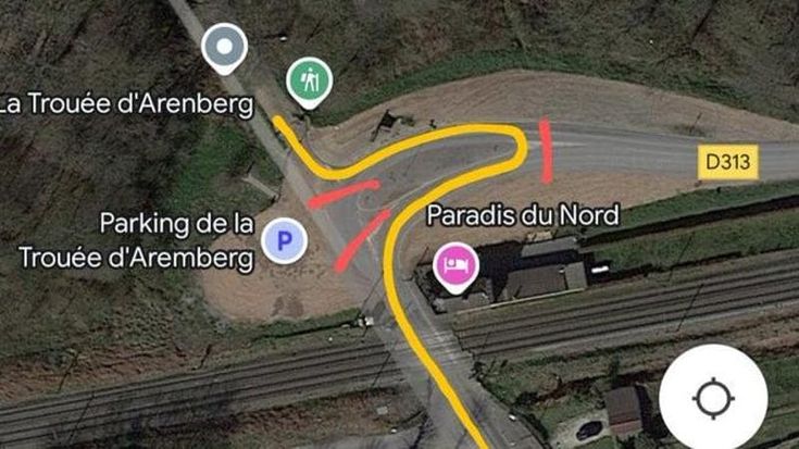 Parigi-Roubaix, una chicane prima della Foresta di Arenberg accende le polemiche. Van der Poel: “Ma è uno scherzo?”