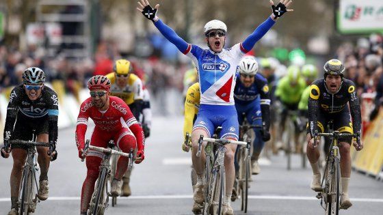 Ciclismo, Parigi-Nizza: sprint di Démare. Matthews resta leader
