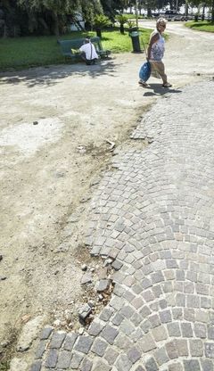 Villa Comunale di Napoli, degrado e rifiuti