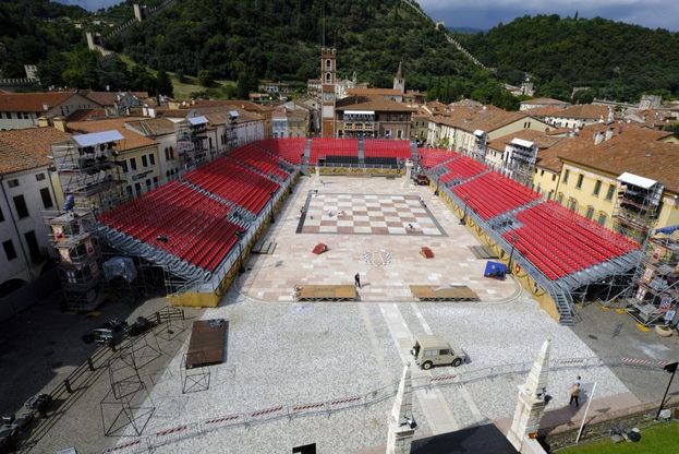 Marostica, la Piazza degli Scacchi diventa pista di ghiaccio per i campioni del pattinaggio