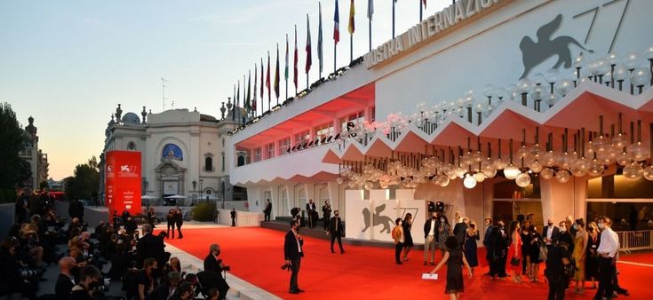 Venezia 77, il commento. Nel gioco delle premiazioni prevale la retorica