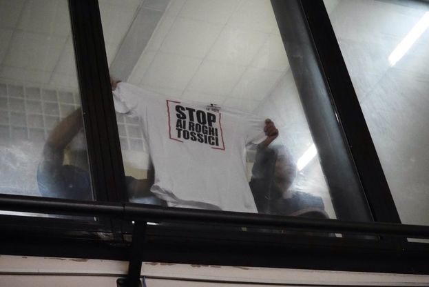 In aula t-shirt contro i roghi tossici